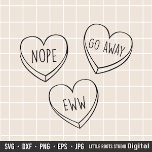 Puede incluir: Tres caramelos en forma de corazón en blanco y negro con las frases "NOPE", "GO AWAY" y "EWW" escritas en ellos. Los caramelos están delineados en negro y colocados sobre un fondo de cuadrícula beige claro. La parte inferior de la imagen incluye información sobre el tipo de archivo.
