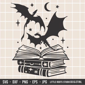 Può includere: Illustrazione a silhouette nera con due draghi che volano sopra una pila di libri. I libri hanno disegni celesti, e stelle e una luna crescente sono sullo sfondo. L'immagine include il testo "SVG * DXF * PNG * EPS * JPG" e "LITTLE ROOTS STUDIO DIGITAL".