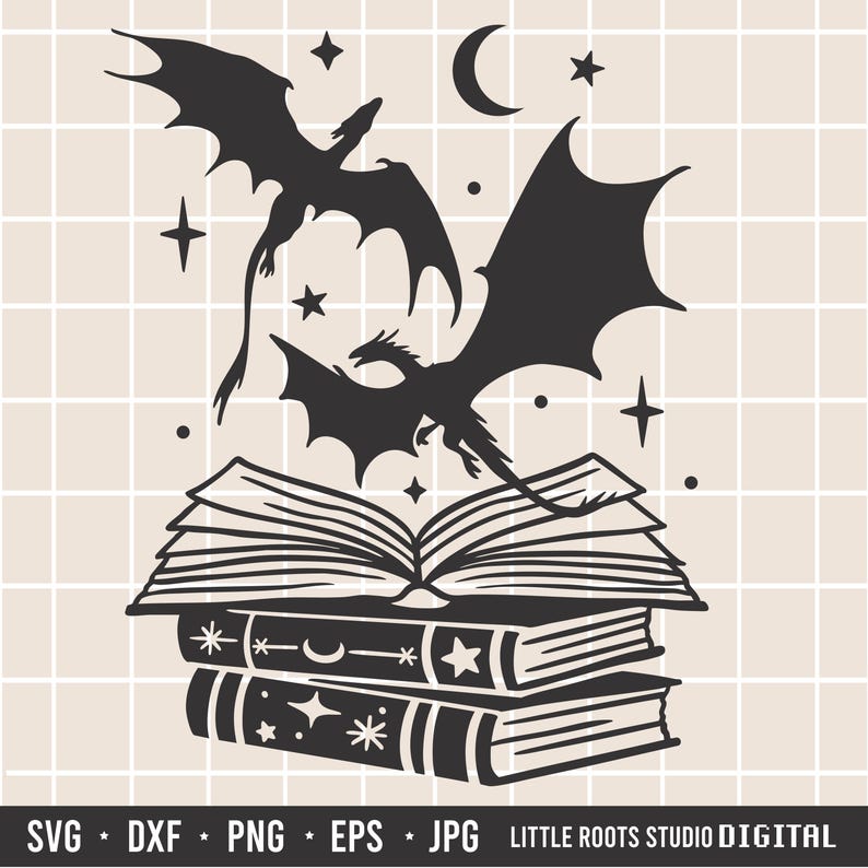 Pu&ograve; includere: Illustrazione a silhouette nera con due draghi che volano sopra una pila di libri. I libri hanno disegni celesti, e stelle e una luna crescente sono sullo sfondo. L'immagine include il testo "SVG * DXF * PNG * EPS * JPG" e "LITTLE ROOTS STUDIO DIGITAL".
