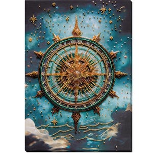 Pode incluir: Uma bússola azul e dourada com um fundo de noite estrelada. A bússola é feita de contas e tem um design detalhado.