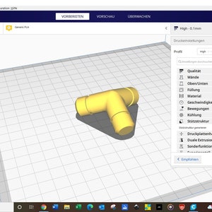 Könnte beinhalten: Ein gelbes 3D-gedrucktes Modell eines T-förmigen Verbindungsstücks. Das Modell wird auf einer gerasterten Oberfläche in einer 3D-Druck-Softwareoberfläche angezeigt. Die Softwareoberfläche enthält ein Menü mit Optionen für Qualität, Wände, Füllung, Material, Geschwindigkeit, Bewegungen, Kühlung, Stützstruktur, Druckbett-Haftung, Dual-Extrusion und Sonderfunktionen.
