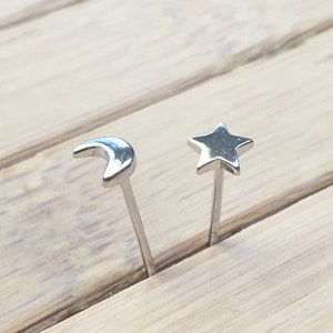 Boucles d’oreilles à clous asymétriques en argent sterling minuscule croissant de lune et étoile dépareillées en argent sterling