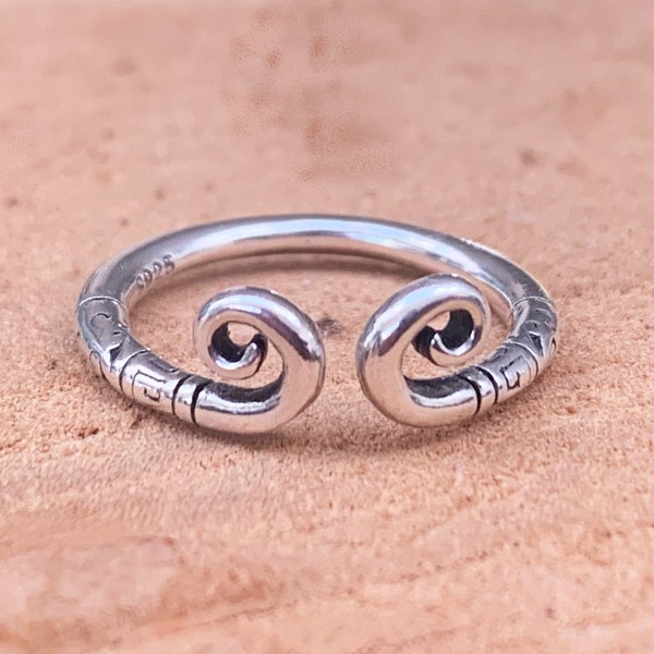 Bague spirale en argent. Bague réglable en argent. Bague ouverte en argent. Bague tourbillonnante organique, Bague vague wrap minimaliste