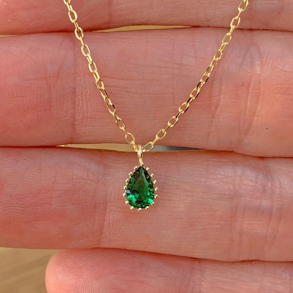 Pierre de naissance de mai (émeraude) avec collier de carte-cadeau chaîne en or ou en argent, cadeau d'anniversaire, cadeau de déclaration, pendentif en cristal vert,