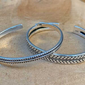 Manchetarmband voor mannen en vrouwen open manchetarmband met verenpatroon en cadeaubon, armband, boho-armband