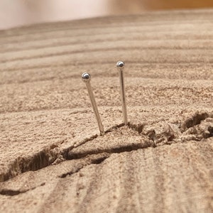 1 mm Teeny Tiny zilveren ronde oorknopjes, stippenoorbellen, sterlingzilveren kleine oorknopjes, minimale oorbellen microstekers, tweede gat