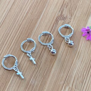 Piccoli orecchini Huggie Hoop in argento sterling con croce o palla penzolante, cerchio di cartilagine, cerchio elicoidale, cerchio osseo dell'orecchio, orecchini del 2° foro,