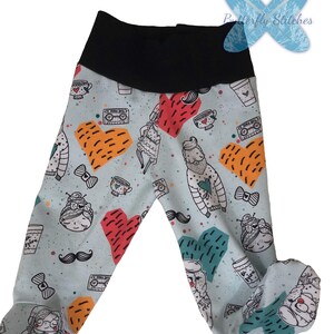 Dia dos Namorados / Primeiro Dia dos Namorados / Pequenos Namorados / Corações / Bigodes / Laços / Estampa Personalizada / Footies / Calça Bebê / tamanho 3 meses