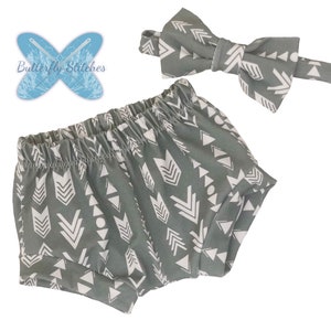 Western / Flèches / Gris / Blanc / Shorties / Bummies / Couverture de couches / Baby Shorts / Baby Bloomers / Taille 12-18 mois avec arc assorti