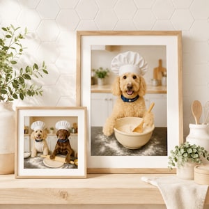 Puede incluir: Dos impresiones enmarcadas con perros vestidos de chef. Una impresión muestra un golden doodle con gorro de chef y cuchara de madera en un cuenco de harina. La otra impresión muestra dos perros, uno dorado y otro marrón, con gorros de chef, amasando masa.
