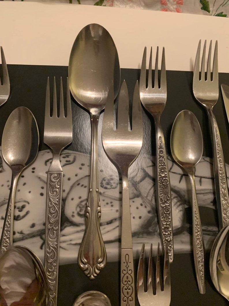 Lovely 19 piece vintage flatware