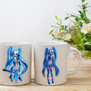 Pu&ograve; includere: Due tazze in ceramica bianca con un personaggio anime dai capelli blu stampato su ciascuna. Il personaggio sulla tazza a sinistra &egrave; inginocchiato con le mani giunte davanti a s&eacute;. Il personaggio sulla tazza a destra &egrave; in piedi con le mani sui fianchi.