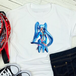 Pu&ograve; includere: Maglietta bianca con un personaggio anime blu con lunghi capelli blu che indossa un vestito blu e rosa.