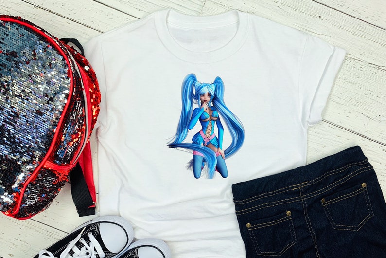 Pu&ograve; includere: Maglietta bianca con un personaggio anime blu con lunghi capelli blu che indossa un vestito blu e rosa.