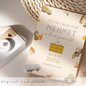 Puede incluir: Una invitación a una fiesta de cumpleaños con temática de construcción con un letrero amarillo y negro que dice "Sáb 27" y un texto plateado que dice "¡Mehmet tiene tres años!" La invitación tiene un fondo amarillo con ilustraciones de vehículos y herramientas de construcción.