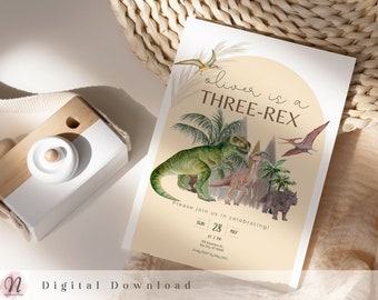 Könnte beinhalten: Eine digitale Download-Einladung mit Dinosaurier-Thema. Die Einladung zeigt Aquarellillustrationen verschiedener Dinosaurier, Palmen und den Text "Oliver is a THREE-REX". Die Einladung enthält auch Veranstaltungsdetails.