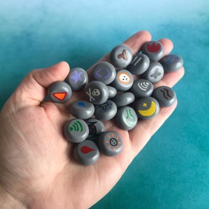 "Voller Satz von RuneScape Inspirierte Lebensgroße magische ""Runen"", Polymer Clay Runenkunst."