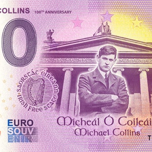 Può includere: Una banconota euro souvenir che commemora il 100° anniversario di Michael Collins. La banconota presenta un ritratto di Michael Collins, il testo "MICHAEL COLLINS" e "EURO SOUVENIR". Lo sfondo è viola chiaro con un'illustrazione di un edificio e il numero "0".