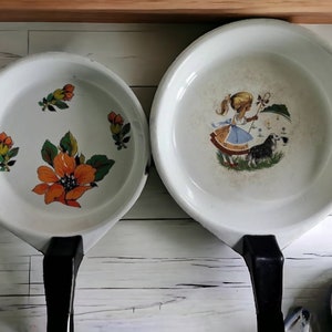 Vintage small Oval enamel frying pan with colourful bottom, splatterware, campfire cooking, roasting pan, green enamelware, enamel dishes