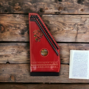 Cetra Musima vintage a 25 corde con motivo floreale, strumento musicale a corde, strumento musicale popolare, chitarra acustica, cetra Musima rossa