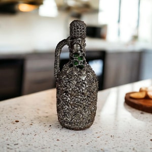 Vintage Goldene Scoubidou Flasche: Handgewebter Korbgeflecht Demijohn