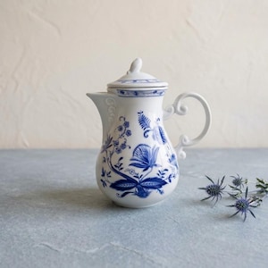 Vintage Blue and White Porcelain Coffee Pot Teapot Baroque Style Floral Motif Pitcher Jug for Lemonade Milk Infused Water Carafe Decanter