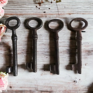 Set of 4 Vintage rusty skeleton keys, Antique key lot, lot of keys, vintage skeleton key, old door key, cast iron keys, Road opener, old key