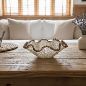 Peut inclure: Ensemble de trois mugs en céramique avec une finition mate et mouchetée. Les tasses sont de couleur crème, gris clair et gris foncé. Chaque mug a un design simple et minimaliste.