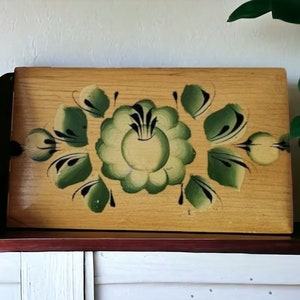 Vintage small handpainted wooden box with flower motif, small trunk, wooden box with hinged lid, trinket box with lid, engagement ring box