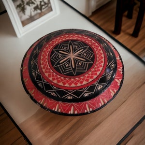 Vintage wooden Hand Carved Black and red round box with lid, jewel case, round box with lid, ornate box, engraved wooden box, eyelashes box