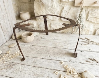 Soporte trípode de hierro forjado para macetas, salvamanteles forjado, soporte rústico para macetas de jardín, soporte antiguo de metal estilo Wabi Sabi para exhibición de braseros y calderos