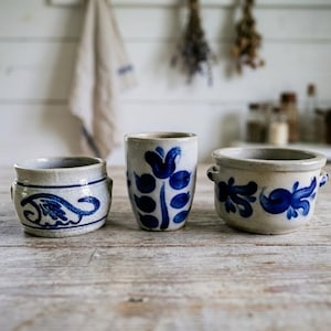 Juego de cerámica vintage alemana rústica gris azul cobalto, olla y taza pequeña de barro pintadas a mano, salero, cuenco para condimentos, plato de cerámica para manteca.