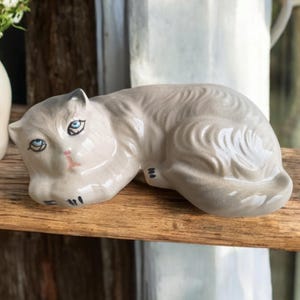ヴィンテージ セラミック 猫のフィギュア、ベージュの子猫の飾り、横たわる猫の像、猫好きへのギフト、フローティング シェルフの装飾、暖炉のマントルピース、青い目の猫