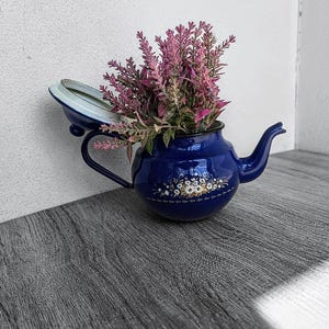 Tetera de esmalte azul con flores blancas, tetera, tetera pequeña y única, tetera de mediados de siglo, tetera vintage bonita, maceta rústica de esmalte.