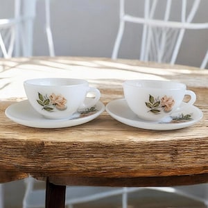 Vintage Set von 2 französischen Arcopal Kaffeetassen mit Untertassen,