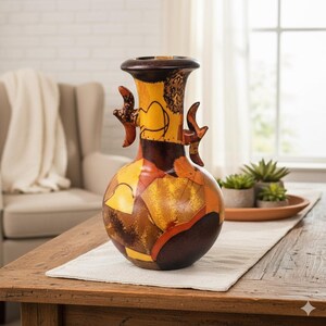 Vaso vintage in ceramica color terra con manici a corno, anfora tribale primitiva in patchwork di terracotta rustica, arredamento astratto boho chic