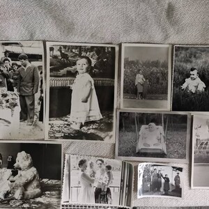 Lote de fotografías europeas antiguas en blanco y negro: fotos de bebés de la década de 1950