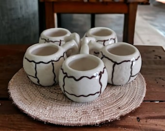 Stare niemieckie ceramiczne kieliszki do shotów: ręcznie malowany zestaw 5 sztuk