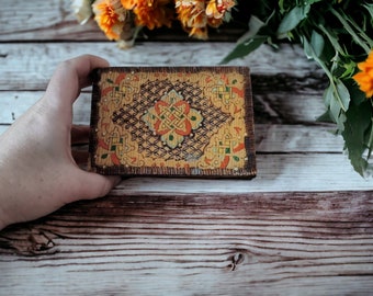 Vintage kleine handgeschilderde en gepyrografeerde houten kist, rustieke receptendoos, eenvoudige houten kist, kleine schatkist, kleine koffer, kruidendoos