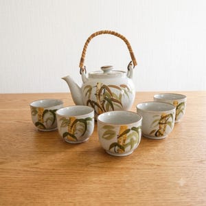 Vintage handbeschilderde bamboe theepotset met rieten handvat, aardewerk Aziatische theeceremonieset, aardetinten, housewarm cadeau voor moeder, Yunomi kopjes