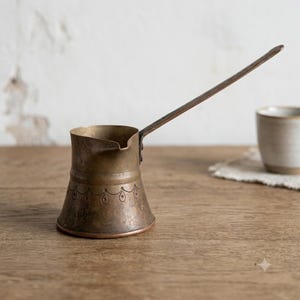 ヴィンテージのハンドメイド真鍮製コーヒーポット（長いハンドル付き）、本格的なトルココーヒー用の伝統的なオスマン帝国のジェズベ、コンロでの淹れ方に最適な真鍮製イブリック
