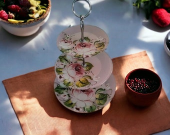 Plateau rose à trois niveaux, plateau en verre avec poignée, contremarche ronde avec roses, présentoir plateau pour aliments, plateau rustique avec roses, plateau de ferme