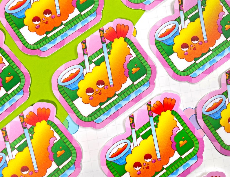 K&ouml;nnte beinhalten: Ein Set mit f&uuml;nf Aufklebern, die eine Cartoon-Garnele mit einem l&auml;chelnden Gesicht, Essst&auml;bchen und eine Sch&uuml;ssel Sauce zeigen. Die Aufkleber befinden sich auf einem rosa Hintergrund mit einem gr&uuml;n-wei&szlig; karierten Muster.