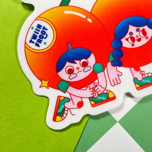 Puede incluir: Dos personajes de dibujos animados vestidos de fruta. Uno es una naranja con el texto "Twin Froot" en ella. El otro es una cereza roja. Ambos personajes llevan zapatos y tienen una expresi&oacute;n feliz.