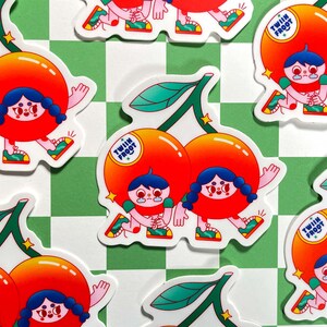 Puede incluir: Un conjunto de cuatro pegatinas con cerezas de dibujos animados con piernas y brazos. Las cerezas llevan camisas verdes y tienen un degradado rojo y naranja. Las pegatinas tienen el texto "Twin Fruit".