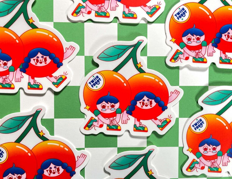 Puede incluir: Un conjunto de cuatro pegatinas con cerezas de dibujos animados con piernas y brazos. Las cerezas llevan camisas verdes y tienen un degradado rojo y naranja. Las pegatinas tienen el texto "Twin Fruit".