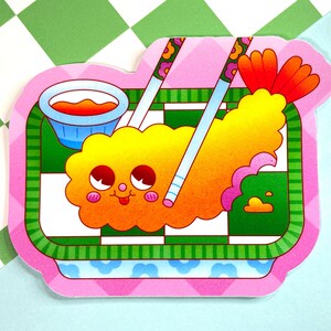 K&ouml;nnte beinhalten: Eine rosafarbene und gr&uuml;ne Cartoon-Illustration einer frittierten Garnele mit einem fr&ouml;hlichen Gesicht, Essst&auml;bchen und einer kleinen Sch&uuml;ssel Dipsauce. Die Garnele befindet sich in einem Beh&auml;lter zum Mitnehmen mit einem karierten Muster.