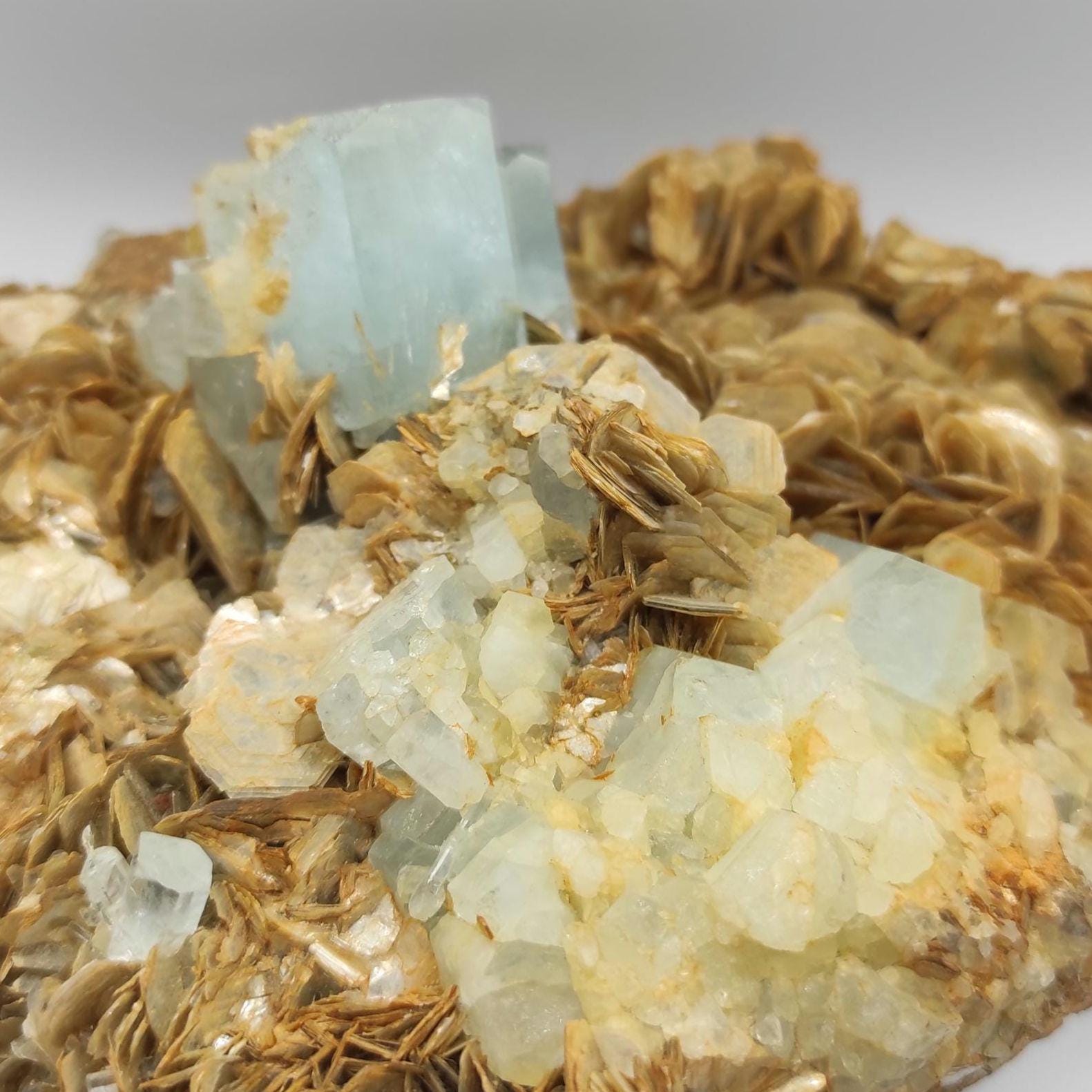 2.7 kg / 6ポンド アクアマリン鉱物標本（パキスタン・シガール産