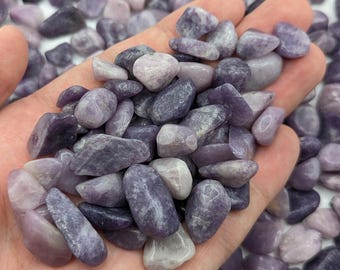 Cascalho rolado de lepidolita roxa com mica, cristais polidos de Madagascar de 8 a 15 mm.