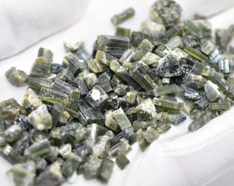 50/100g Cristalli di tormalina verde Tormalina naturale alla rinfusa Pietre preziose grezze Tormalina grezza Lotto Tormalina afghana Gemme sciolte Gemme da 4-15 mm